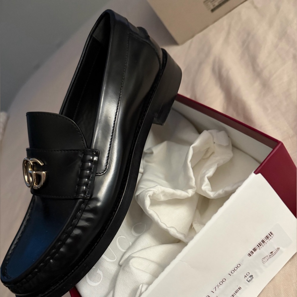Gucci Elegant Black Loafers with Champagne Emblem. Only worn once- - Picture 3 of 5